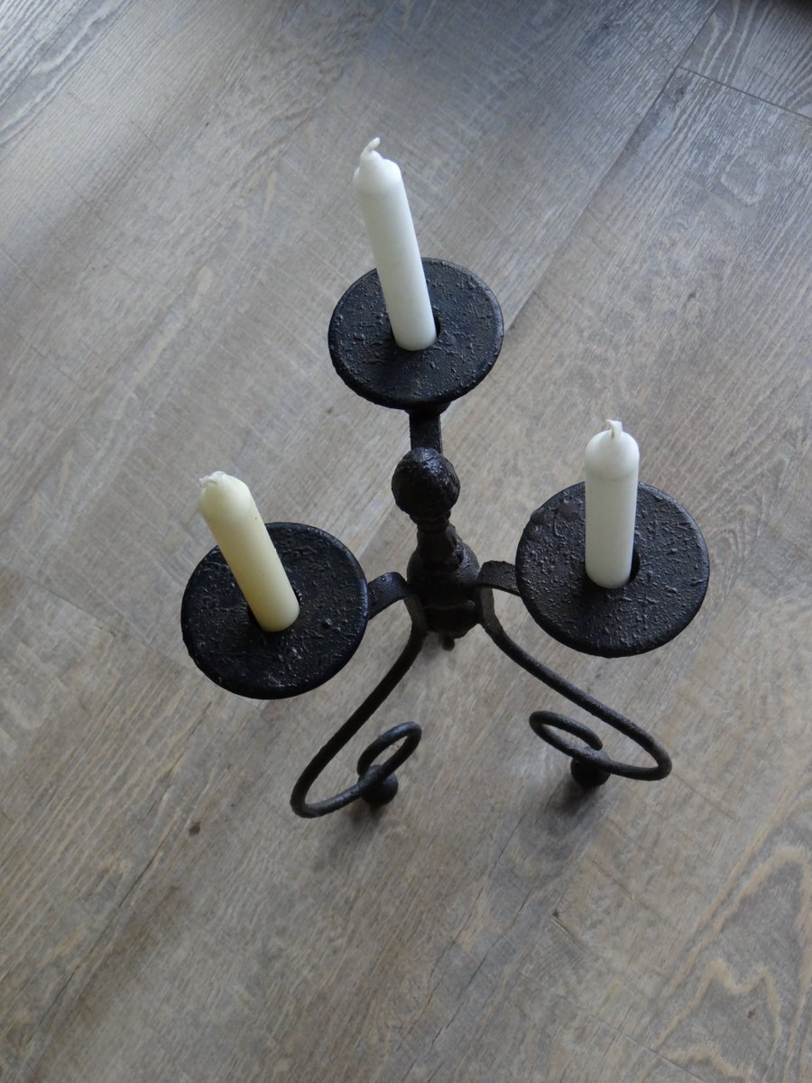 Vintage rusty iron candlestick #metal #candlelight #CozyQuest  #homedecor #ShopEarly #FestiveEtsyFinds #AmazingFunVintage #etsyvintage #funstuff #ChristmasGiftIdea #giftsforher #decoration 
elementsdeco.etsy.com/listing/742285…