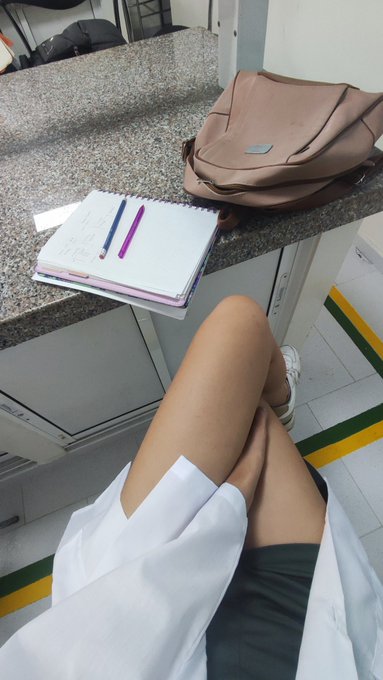 I woke up early for my physics class, I'm too tired for this.  😴😴😴 https://t.co/h10OHNFfsB