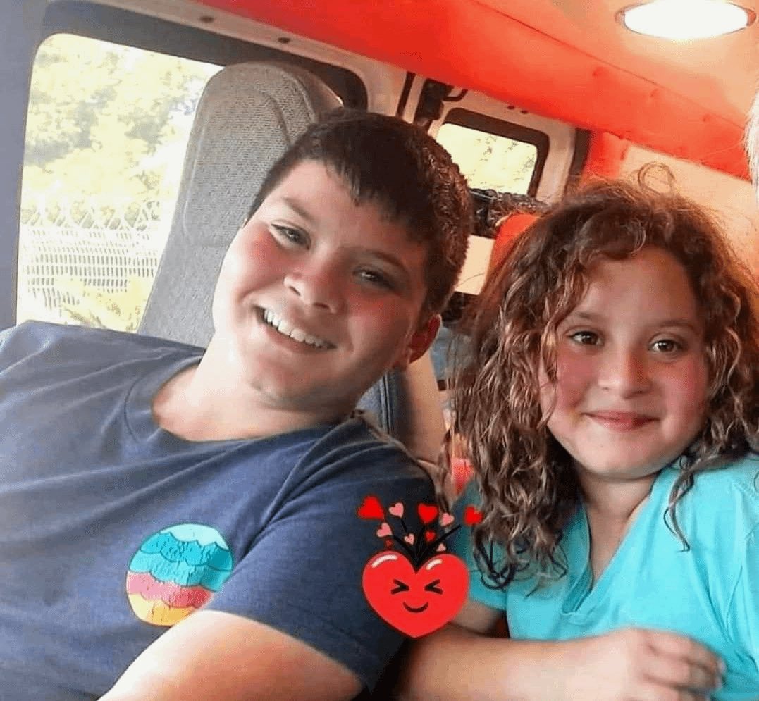 AntonStruve's tweet photo. Il y a six semaines, des familles israéliennes étaient impitoyablement massacrées.

Le Hamas a pris d'assaut la maison de la famille Hetzroni dans le kibboutz Beeri et a assassiné Liel, 12 ans, son frère jumeau Yanai, sa cousine Ayala et son grand-père Avi avant de mettre le feu à la maison.

07. 10. 2023 🕯