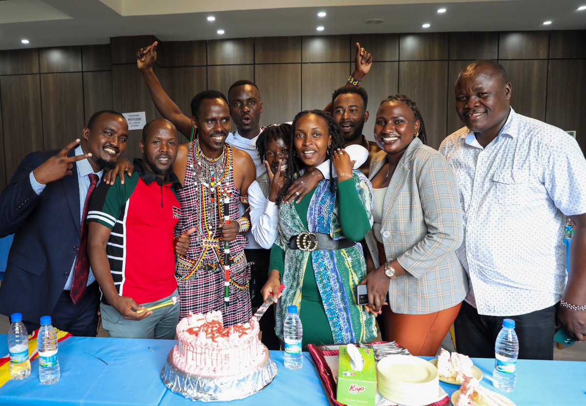 IGADPeace's tweet photo. Spontaneity at its finest during the Youth Capacity Building Workshop on Conflict Prevention, Management and Resolution (CPMR) conducted by the IGAD Peace and Security Division! 
What started as an energiser session seamlessly transformed into a heartwarming surprise birthday celebration for one of our incredible participants. Learning sessions are not just serious and intense but also filled with moments of joy and connection.

#IGADPeace #IGAD #IGADPeaceandSecurity #IGADPeaceYouth #CPMR #YouthLeadership #ConflictResolution #PeaceBuilding #APSA