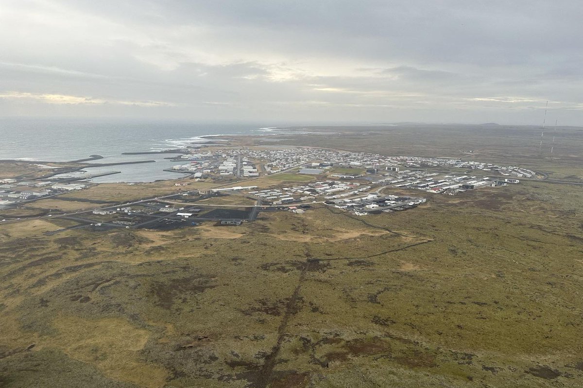 🟣 Kristín Jónsdóttir, head of the volcanic activity department at the Icelandic Met Office, provides an update on the current volcanic situation in #Iceland.

Here is a summary....

🔸 The decreasing activity suggests that magma has reached high up in the earth's crust, making