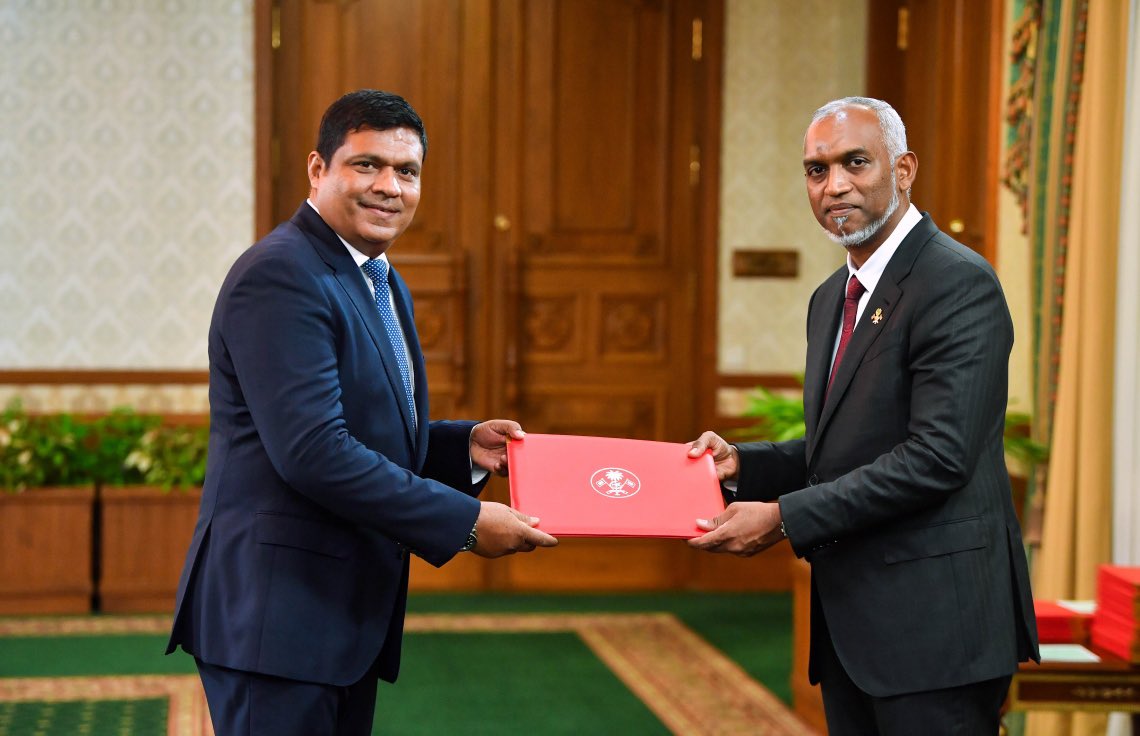 Luv2Rajeev's tweet photo. OMG Captain Minister job hunnani.  captain minister veema excited then last night Rajeev sleep nethi. Today Rajeev Landoo boxes @MaldivianAero kudhinna sent kuri @ameen3d success celebration. @FSharafiyya Rajeev salaam Sami , all commercial staff bunani.Rajeev Male avas annani https://t.co/0MFSn2lf3G