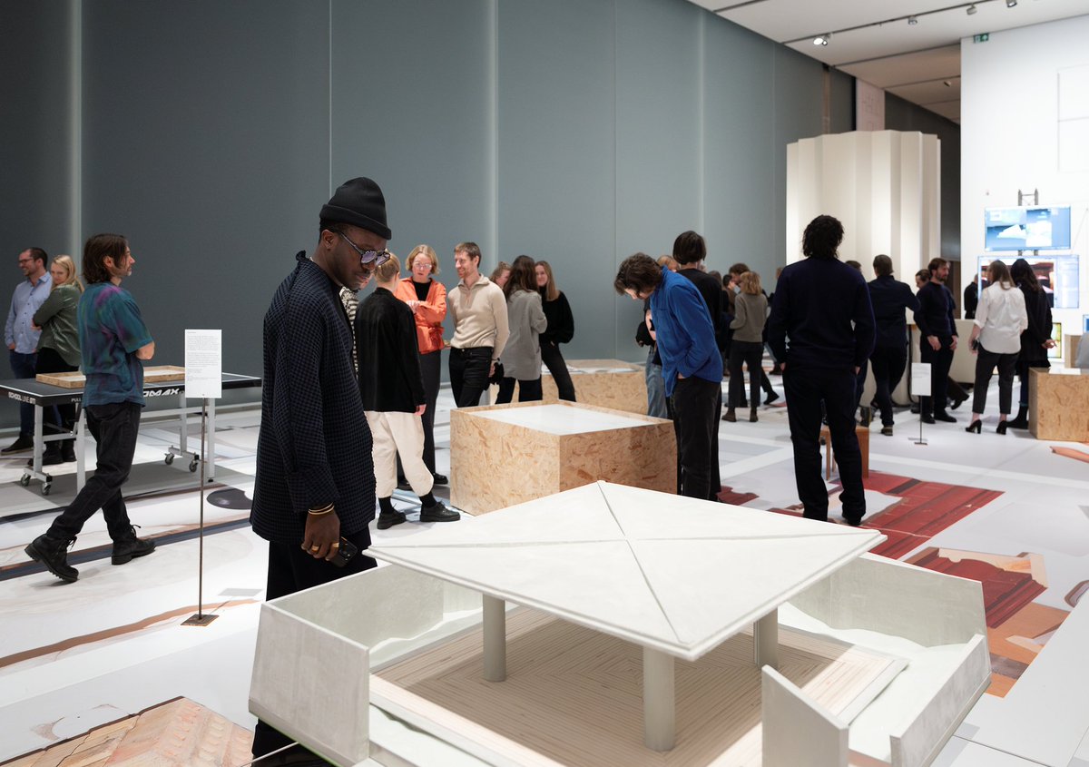 «Hand og maskin» opna nyleg i Lyshallen. I utstillinga blir det undersøkt korleis dei siste tiåras eksplosive teknologiske utvikling og globale kriser har påverka arkitektane og måten dei jobbar på. 
📷: Nasjonalmuseet / Ina Wesenberg nasjonalmuseet.no/utstillinger-o…