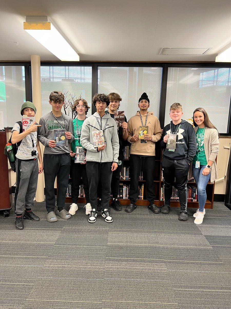 Readers and their new library books on #booklove Friday 📚💚
