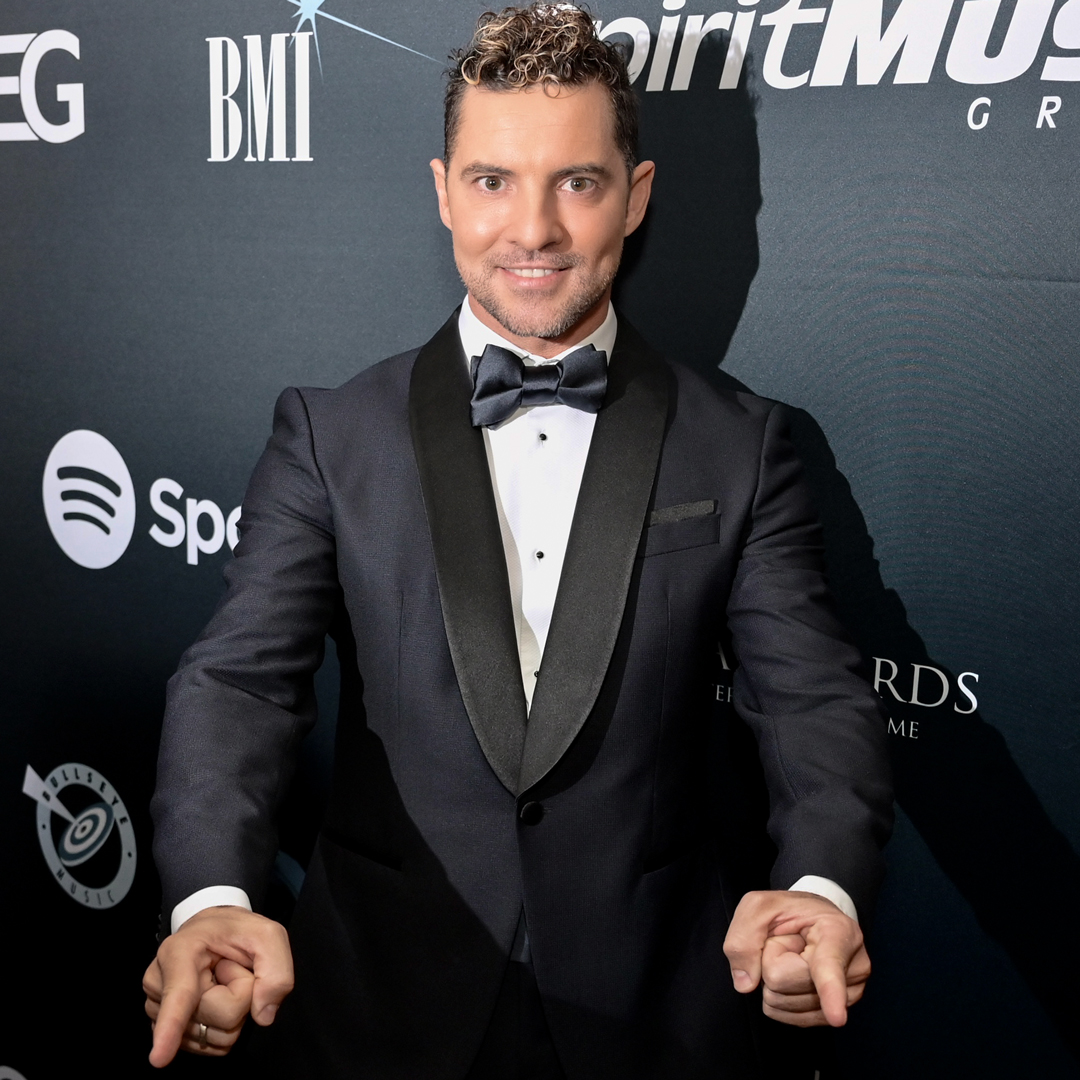 David Bisbal made a striking appearance at the Latin Songwriters Hall Of Fame/LA MUSA AWARDS 10th anniversary. Later on, he paid tribute to Manuel Alejandro, the award's Living Legend recipient. What a dazzling evening!
#LAMUSAAWARDS #DavidBisbal #ManuelAlejandro #10thAnniversary