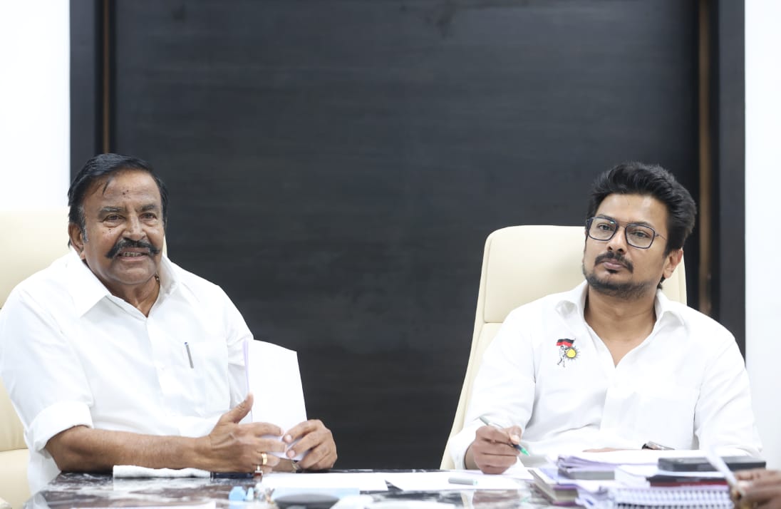 Udhaystalin's tweet photo. நம் பெருமைமிகு @dmk_youthwing-ன் 2ஆவது மாநில மாநாடு சேலத்தில் வரும் டிசம்பர் 17ஆம் தேதி நடைபெறவுள்ள நிலையில், கழக முதன்மைச் செயலாளர் - மாண்புமிகு அமைச்சர் அண்ணன் @KN_NEHRU அவர்கள் தலைமையில், மாநாட்டுக்குழுவின் செயலாளர்களுடனான ஆலோசனைக் கூட்டத்தில் இன்று பங்கேற்றோம்.

இந்தக்கூட்டத்தின் போது, மாநாட்டின் வரவேற்புக்குழு - மேடை நிர்வாகக்குழு - பேச்சாளர் குழு உட்பட  அனைத்துக் குழுக்களின் செயலாளர்கள், மாநாடு தொடர்பான தங்களின் கருத்துக்களை எடுத்துரைத்தனர். மாநாட்டின் பணிகள் - முன்னேற்பாடுகள் குறித்து விளக்கிக் கூறினோம். 

இளைஞர் அணியின் 2ஆவது மாநில மாநாட்டை இந்திய ஒன்றியமே திரும்பி பார்க்கும் வகையில் வெற்றி மாநாடா���்கிடுவோம். #கழக_இளைஞரணி_மாநாடு