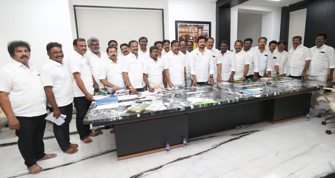 Udhaystalin's tweet photo. நம் பெருமைமிகு @dmk_youthwing-ன் 2ஆவது மாநில மாநாடு சேலத்தில் வரும் டிசம்பர் 17ஆம் தேதி நடைபெறவுள்ள நிலையில், கழக முதன்மைச் செயலாளர் - மாண்புமிகு அமைச்சர் அண்ணன் @KN_NEHRU அவர்கள் தலைமையில், மாநாட்டுக்குழுவின் செயலாளர்களுடனான ஆலோசனைக் கூட்டத்தில் இன்று பங்கேற்றோம்.

இந்தக்கூட்டத்தின் போது, மாநாட்டின் வரவேற்புக்குழு - மேடை நிர்வாகக்குழு - பேச்சாளர் குழு உட்பட  அனைத்துக் குழுக்களின் செயலாளர்கள், மாநாடு தொடர்பான தங்களின் கருத்துக்களை எடுத்துரைத்தனர். மாநாட்டின் பணிகள் - முன்னேற்பாடுகள் குறித்து விளக்கிக் கூறினோம். 

இளைஞர் அணியின் 2ஆவது மாநில மாநாட்டை இந்திய ஒன்றியமே திரும்பி பார்க்கும் வகையில் வெற்றி மாநாடா���்கிடுவோம். #கழக_இளைஞரணி_மாநாடு