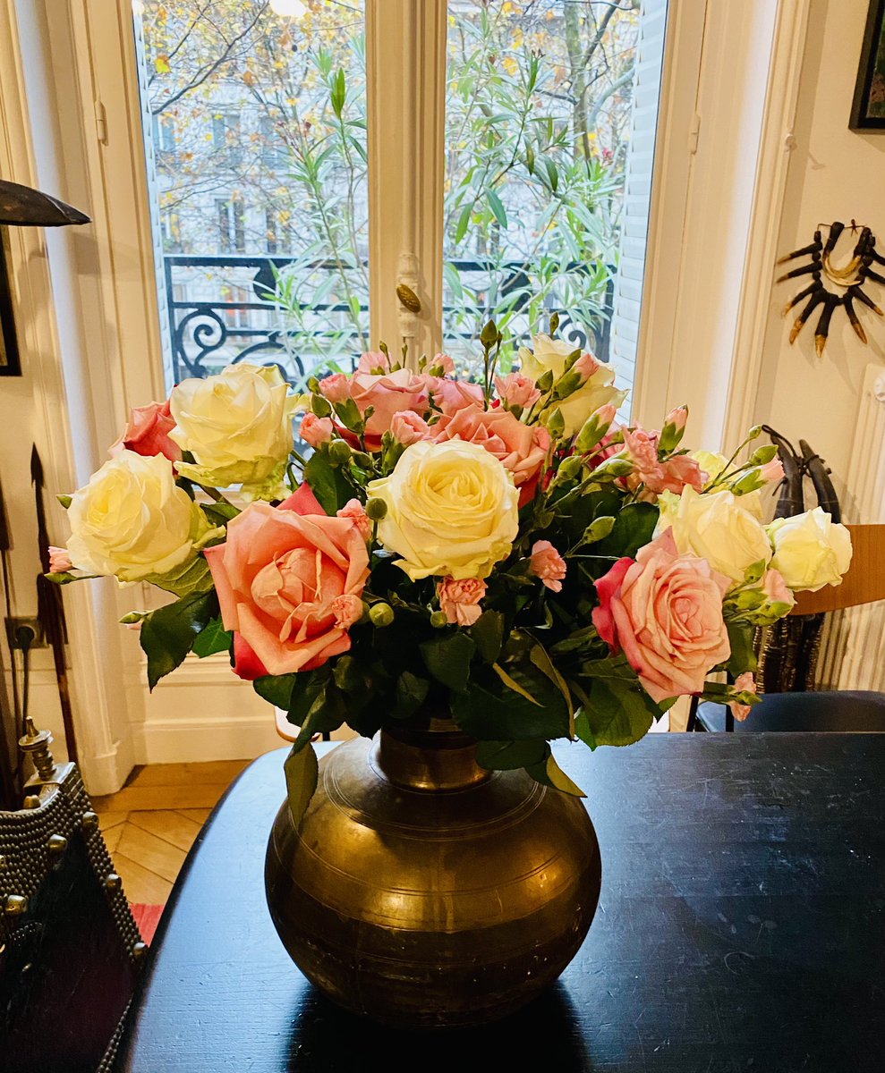 EmmanuelPierrat's tweet photo. Une botte de roses blanches et une d’œillets roses du marché de ce matin que je mélange aux vaillantes roses de samedi dernier.
Et voilà un joli bouquet composé pour égayer une journée au temps maussade !
#roses #oeillets #flowers #bonheurdujour #fleurs #bouquet #flowers #eyelet https://t.co/elSGIdqLFb