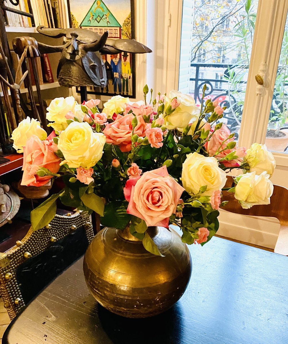 EmmanuelPierrat's tweet photo. Une botte de roses blanches et une d’œillets roses du marché de ce matin que je mélange aux vaillantes roses de samedi dernier.
Et voilà un joli bouquet composé pour égayer une journée au temps maussade !
#roses #oeillets #flowers #bonheurdujour #fleurs #bouquet #flowers #eyelet https://t.co/elSGIdqLFb