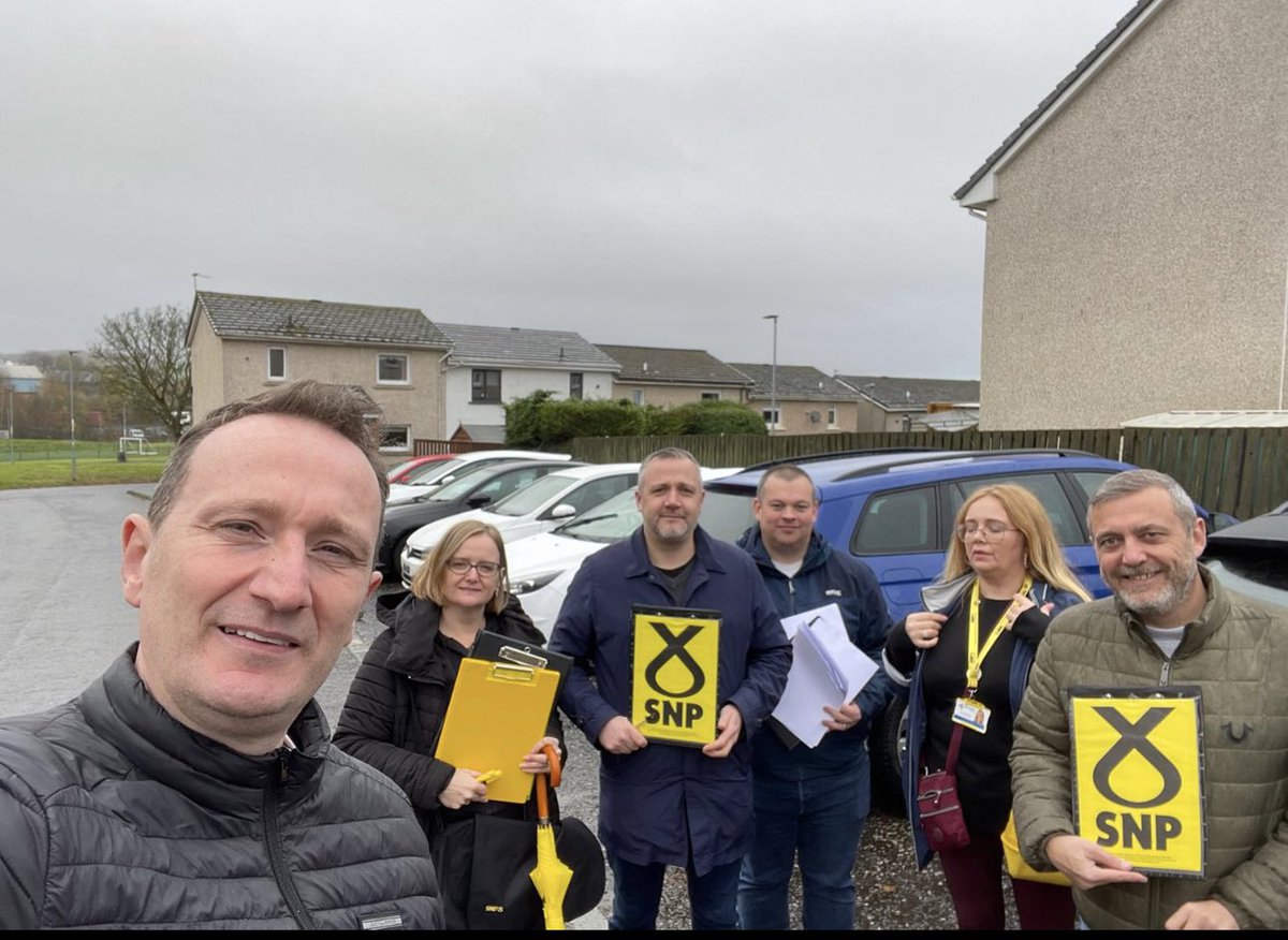 A bit of rain ☔️ this morning but some good conversations on the doors during our canvassing session around #CoatbridgeNorth. Always a good way to pick up some casework as well. Thanks to branch members from @CandC_SNP for joining myself and @fultonsnp #ActiveSNP