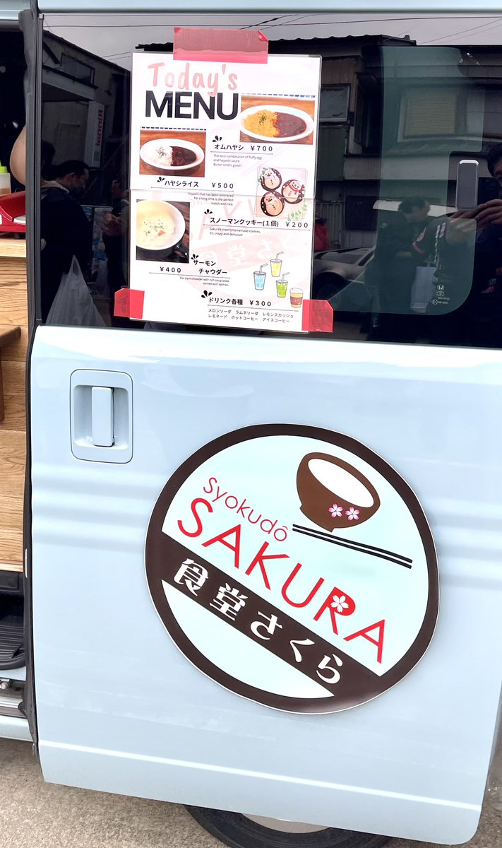 「大洗商工感謝祭で、食堂さくらさんのサーモンチャウダーを頂きましたー! 大変食べや」|おまちのイラスト