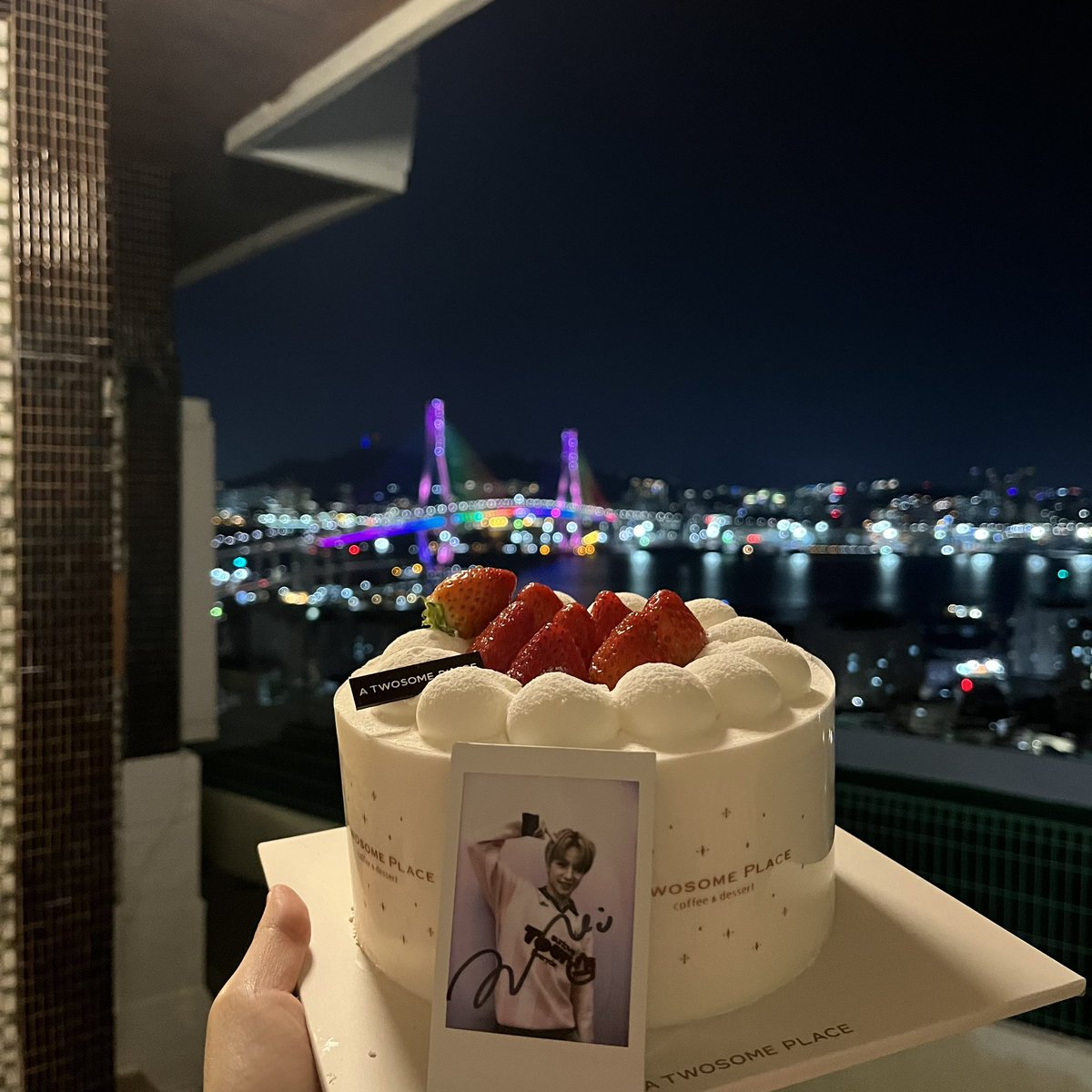 lee_wangwang_'s tweet photo. 레비타임 in busan 🤍 https://t.co/OcR0hWy2OA