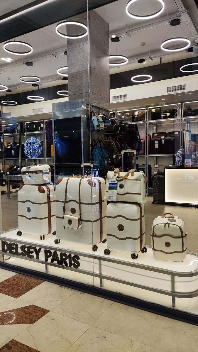 La elegancia de las valijas de <a href="/DelseyArgentina/">Delsey Argentina</a> 
.
Amé esa combinación de colores. 
#vidrieras #delsey