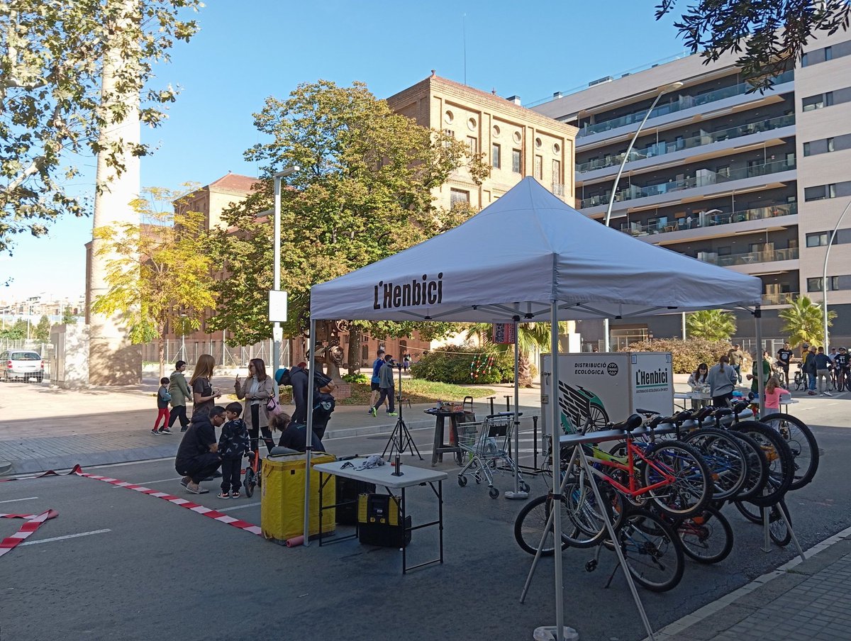 altrelhpossible's tweet photo. Celebració del centenari de la nau central de #CosmeToda, organitzat per la plataforma veïnal @SMasificacion, amb la col·laboració de @CELHOSPI, @LHenbici, @csonabat3 @NoMesBlocs, @ElBellvis @PatrimoniLH i altres col·lectius, entitats i veïnes de #LHospitalet https://t.co/lSEkfWFlxj