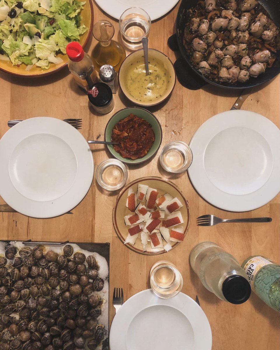llavora_com's tweet photo. Dinar de dissabte de tardor amb aliments locals i ecològics! 🤭🤤 Evidentment, no hi falten productes de @llavora_eco: botifarra amb rovellons i salsa de bacó fumat amb ceba de Figueres i tomata pels cargols a la llauna. Espectacular!!!
#producciolocal #agriculturaecologica https://t.co/GPeqXV6Eds