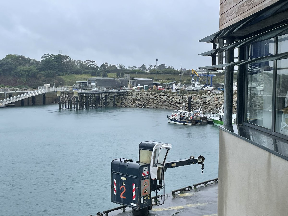 Visite du Ministre de la Mer, @HerveBerville, au port du #Bloscon avec JP #Chapalain de @cci_finistere et nos parlementaires, @nadegehavet @SandrineLeFeur & la maire de @VilleRoscoff. Au programme, constat de 400 000 € de dégâts tempête sur nos ports de pêche et de commerce