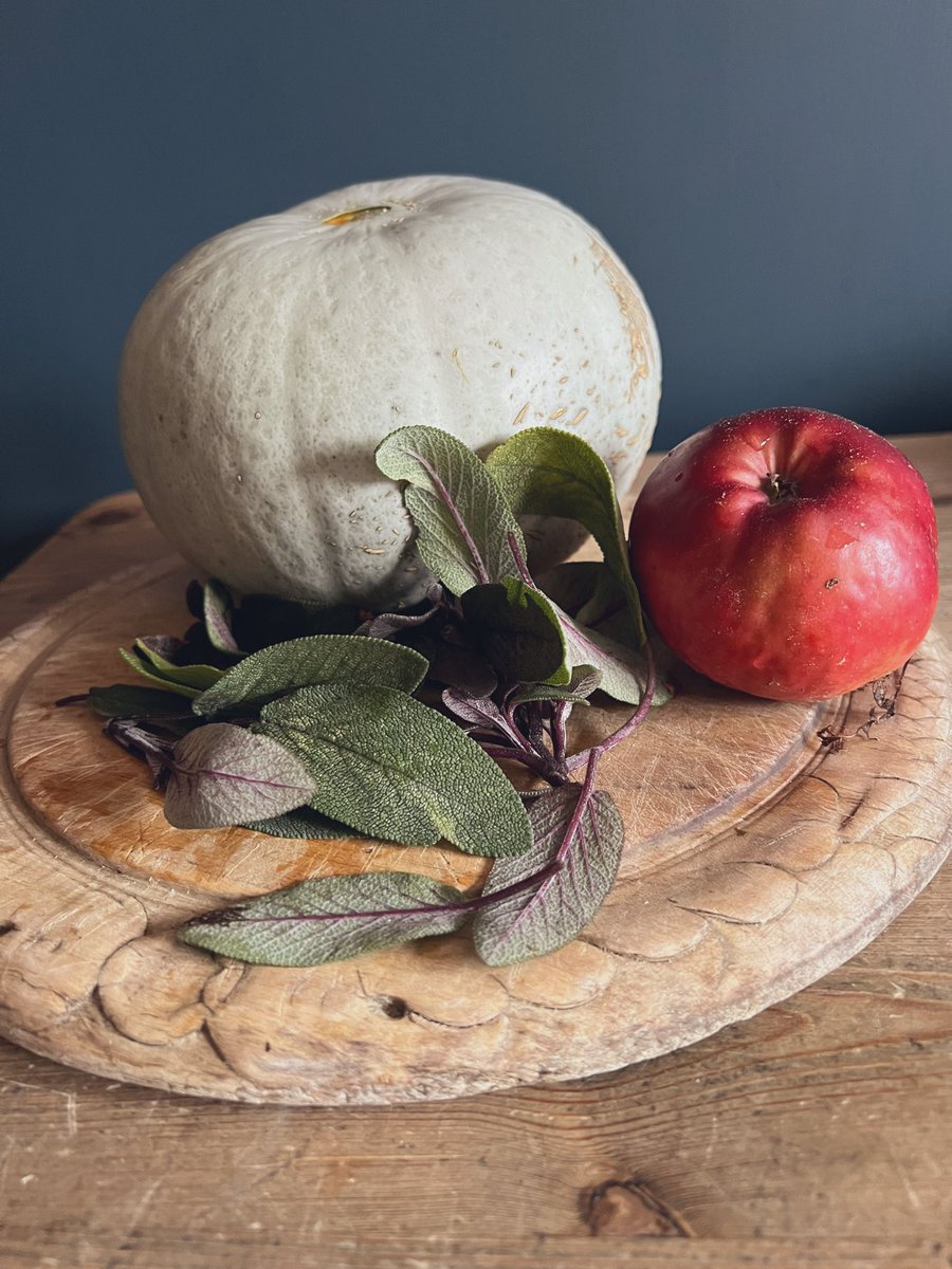 BeetsGeneration's tweet photo. Squash, sage and apple from the #allotment all about to be turned into soup https://t.co/Bkd8w2ALYE