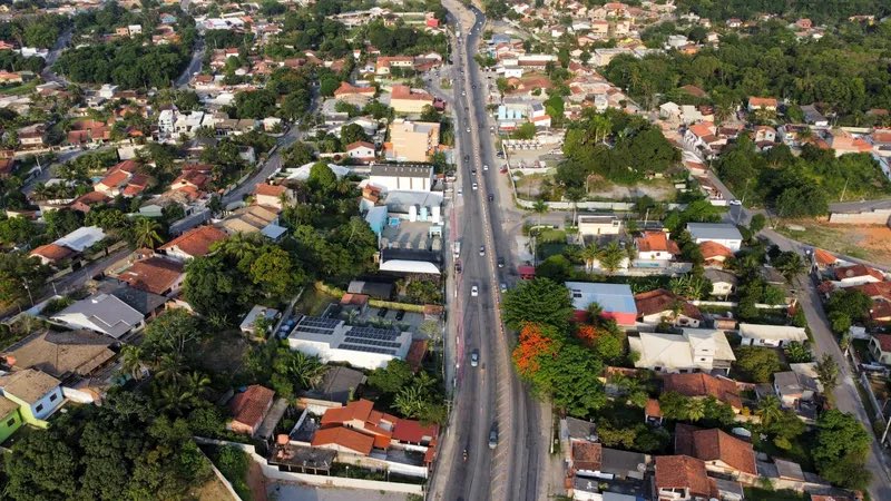 motoristasltda's tweet photo. A @MaricaPref, por meio da Secretaria de Trânsito e Engenharia Viária (#Sectran), informa que o trecho entre a saída do Flamengo (próximo ao posto de combustível Dany) até o novo retorno do Condado, na Rodovia Amaral Peixoto (#RJ106), sentido Ponta Negra, será parcialmente interditado a partir desta terça-feira (21/11). 

A previsão inicial é de duas semanas para a conclusão desta fase da obra. A interdição se faz necessária para dar continuidade à obra do elevado do #Flamengo onde será feita a substituição de pavimento. 

A construção do viaduto na saída do bairro Flamengo, no cruzamento da Rodovia Amaral Peixoto (#RJ106) com a #RJ114 (que dá acesso ao município de Itaboraí) visa desafogar o trânsito para quem sai da cidade. 

O novo elevado terá um vão de aproximadamente 113 metros, com quatro faixas de rolamento (duas pistas de mão dupla), espaço para pedestres em uma área total de 136 mil metros quadrados.

Matéria completa: @Fabianohorta_ @maricainfo