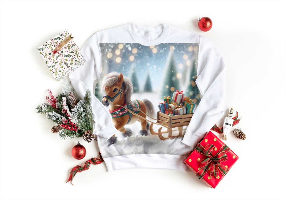equinapix's tweet photo. 🌟✨ Mini chevaux, maxi magie ! Plongez dans la féerie avec nos pulls #MiniChevauxDeNoël. Du pur bonheur en tricot pour égayer vos fêtes de fin d’année ! 🎁🐴 #MagieDesFêtes #StyleHivernal #pulldenoel https://t.co/Idqv61J6ZD
