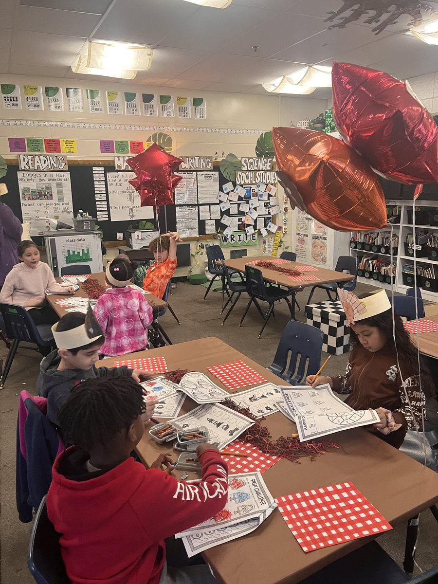 Moimoi9Sarah's tweet photo. Thanksgiving Parade of 2nd grade math standards! Some review and some current. The students had a great time learning! https://t.co/CWJhcsXM6f
