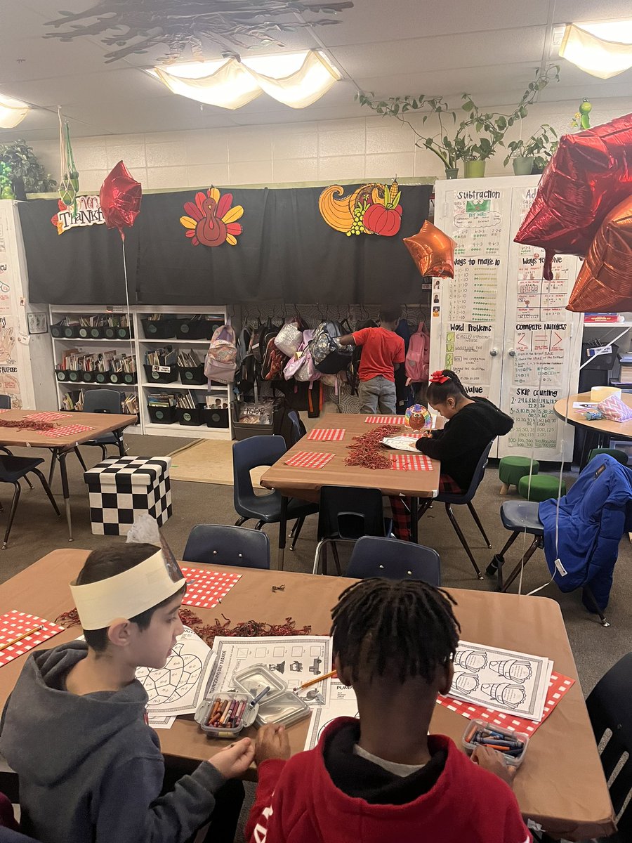 Moimoi9Sarah's tweet photo. Thanksgiving Parade of 2nd grade math standards! Some review and some current. The students had a great time learning! https://t.co/CWJhcsXM6f