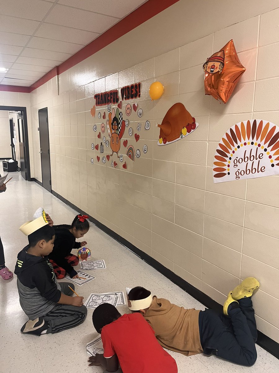 Moimoi9Sarah's tweet photo. Thanksgiving Parade of 2nd grade math standards! Some review and some current. The students had a great time learning! https://t.co/CWJhcsXM6f