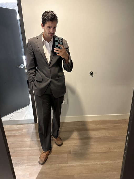 Gonna start wearing suits to shoots &lsquo;cause we gettin&rsquo; straight down to business👨🏽&zwj;💼😎 https://t.co/ec
