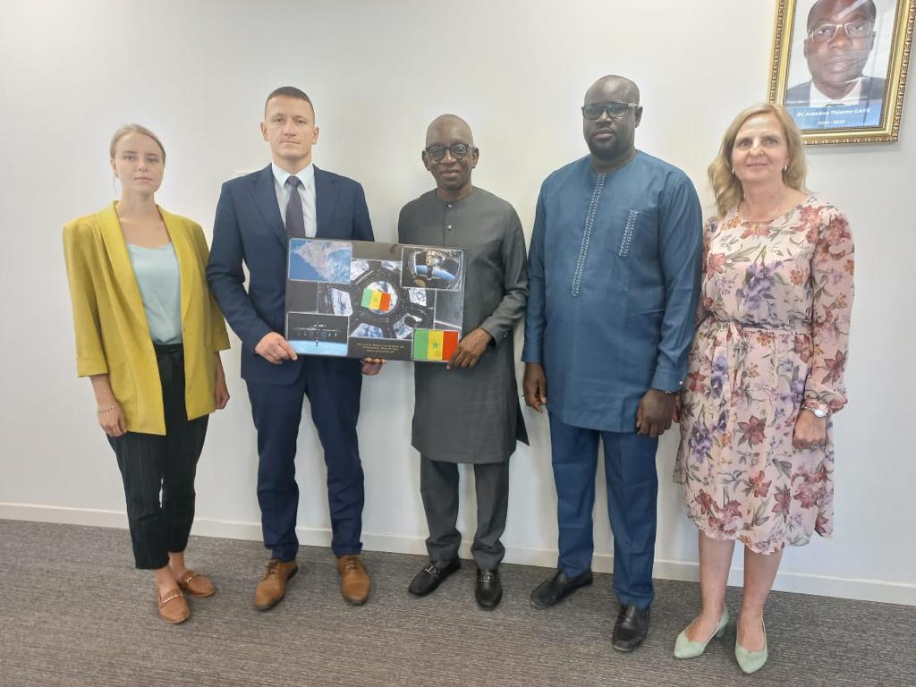 AmbRusSenegal's tweet photo. 🇷🇺🤝🇸🇳
🇷🇺Делегация была принята в Министерстве высшего образования, научных исследований и инноваций #Сенегал'а профессором А.Диопом, координатором космического проекта Сенегала (#SENSAT) в министерстве профессором Гаян Фаем.
#РоссияАфрика #РоссияСенегал
#Роскосмос https://t.co/Qf96f5GtYj
