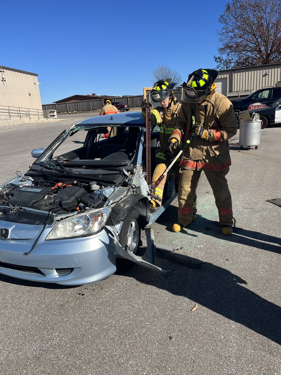 SMSDBLUEEAGLE's tweet photo. Thank you to @Lenexafire for demonstrating and assisting with the instruction of extrication skills and CTC this week. https://t.co/5FXTKqV5QB