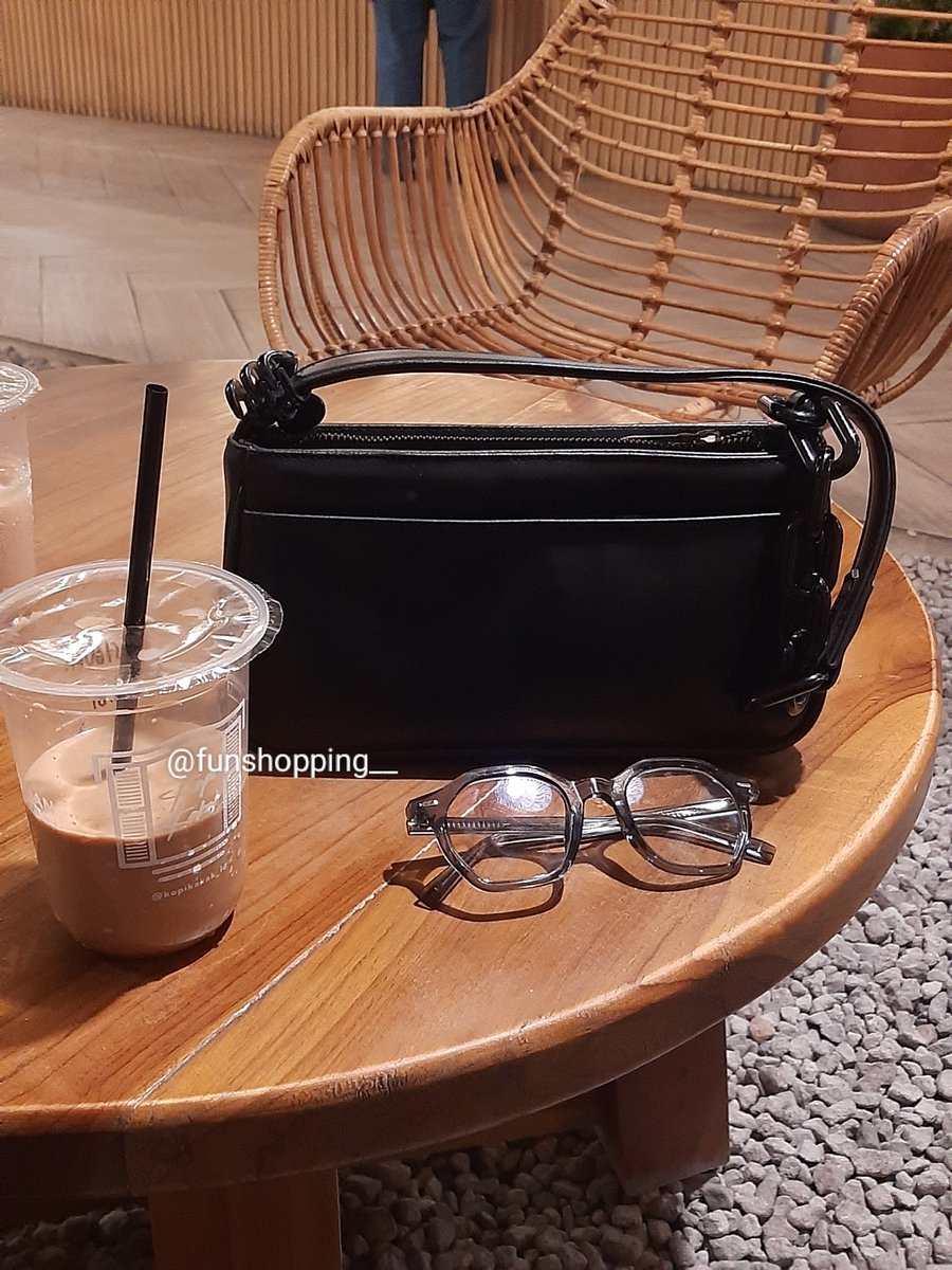 funshopping__'s tweet photo. ~Rekomendasi Shoulder Bag~

Shoulder bag lokal under 200k ini modelnya simple dan timeless. Oke bgt buat hangout santai atau kondangan. Talinya gak bisa diadjust tp variasinya lucu krn ada rantainya gitu, unik. https://t.co/kNuj9jYzuc