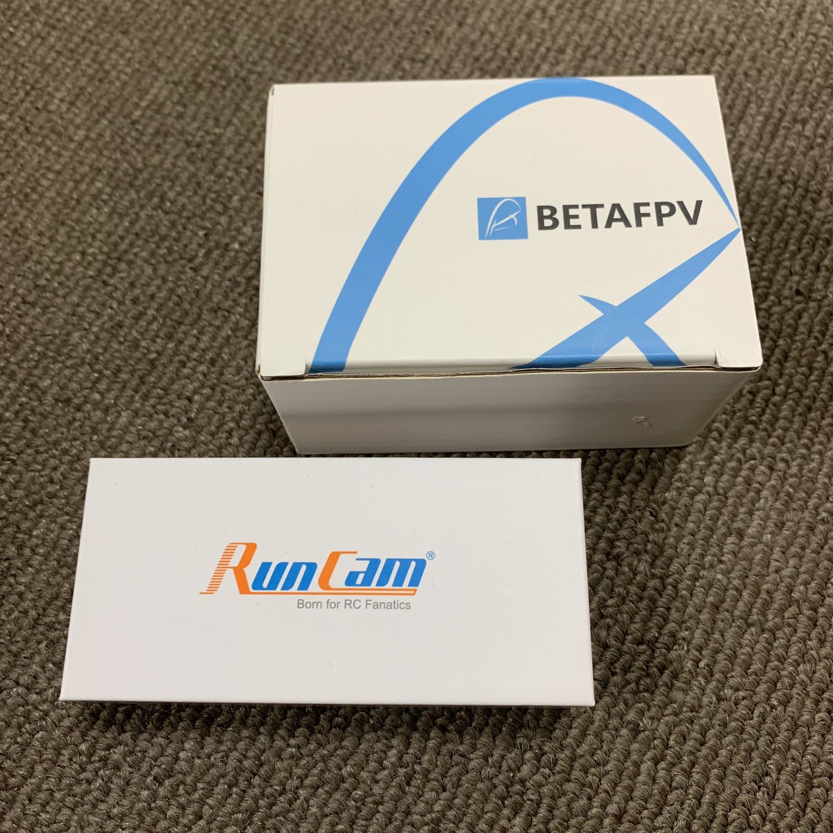yutaka_sw's tweet photo. 帰宅したら届いてた🎁
小箱を開けるワクワク、ありませんか?
(中身はわかってるのですが)
#betafpv #runcam https://t.co/CMZAaKmkWs