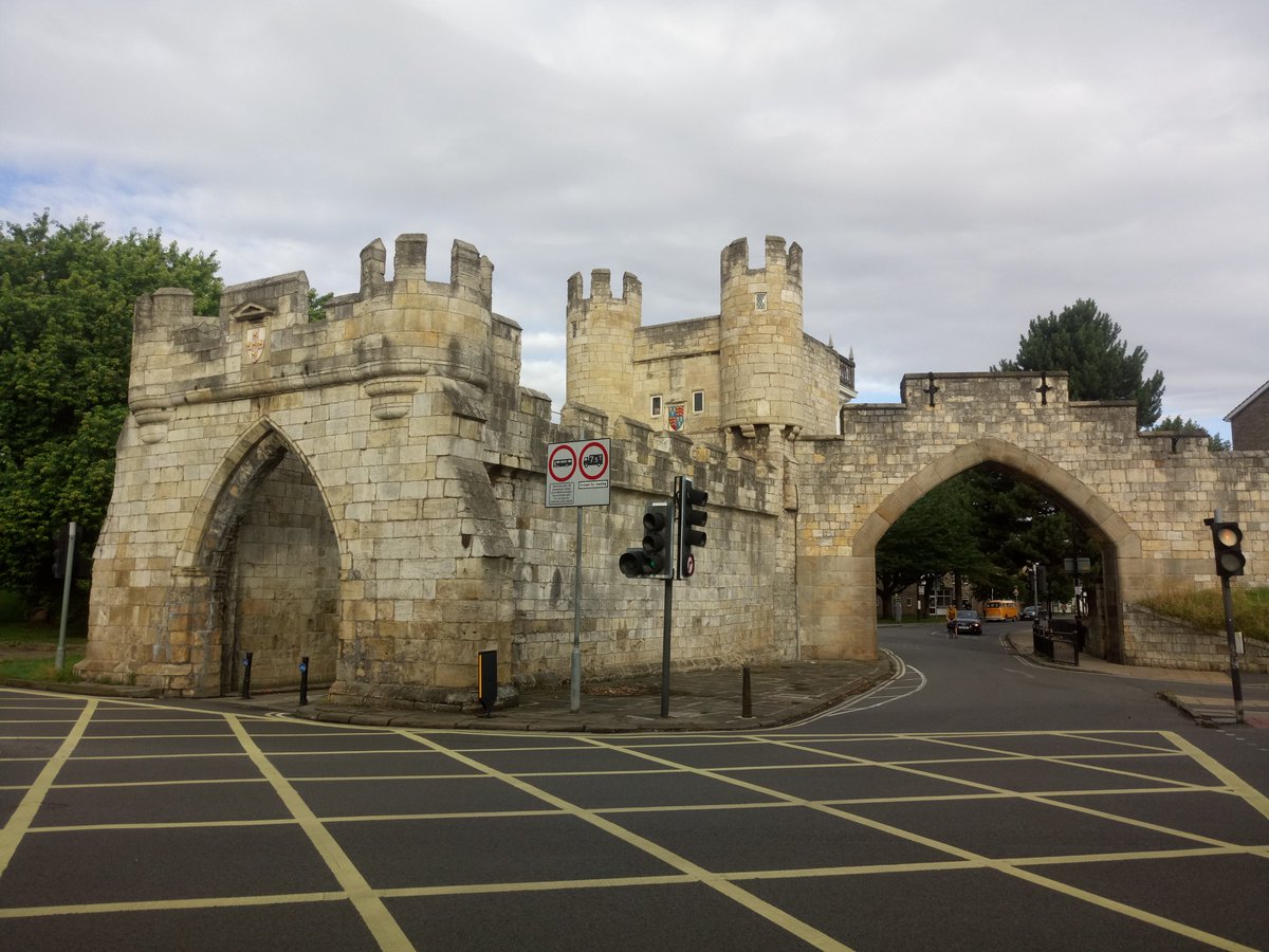 PaulKendall2's tweet photo. On the 18 March 1471 - #EdwardIV and his brother Richard, Duke of Gloucester (future #RichardIII) passed through Walmgate Bar to enter #York  on their return from exile

WARS OF THE ROSES @penswordbooks

https://t.co/dMv3TyI1iF

#warsoftheroses #walmgatebar #TheCrown @PSHistory https://t.co/rRv0GBfVUW