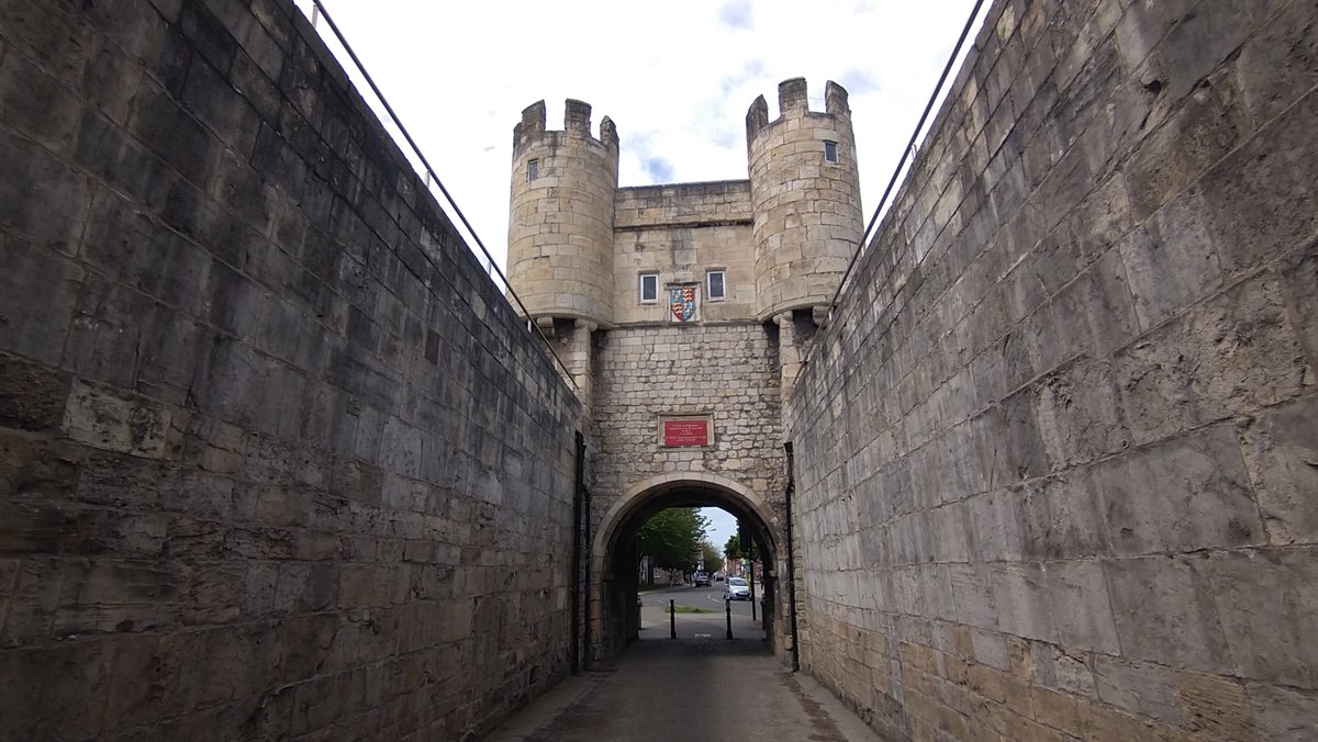 PaulKendall2's tweet photo. On the 18 March 1471 - #EdwardIV and his brother Richard, Duke of Gloucester (future #RichardIII) passed through Walmgate Bar to enter #York  on their return from exile

WARS OF THE ROSES @penswordbooks

https://t.co/dMv3TyI1iF

#warsoftheroses #walmgatebar #TheCrown @PSHistory https://t.co/rRv0GBfVUW