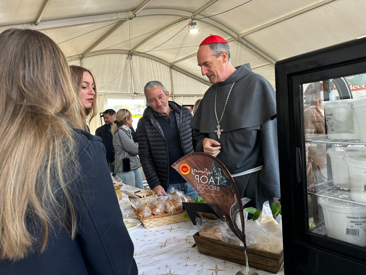 Son Éminence le cardinal François BUSTILLO a eu l'honneur d'inaugurer et de bénir le salon de l'agriculture et de l'artisanat de Vescovato.
—
#dioceseajaccio #eglisecatholiquedecorse #benediction #inauguration  #corsica #vescovato #cardinal #agriculture #artisanat