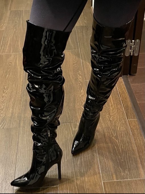 Melo_Marian_God's tweet photo. You have to bent down for my feet 
And Pay all of your money, 💵 
This is your Goddess feet 
My feet Mariana

#bdsm #mistress #whipping #punishment #pain #GoddessTay #feet_pic https://t.co/KYbMuIh4D4