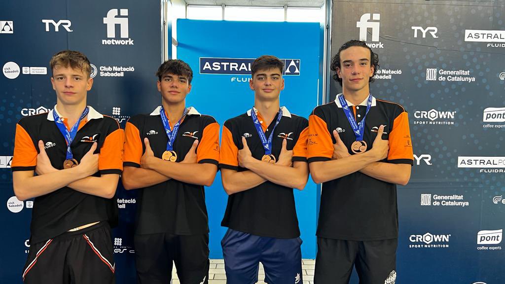 Nuestros colores corporativos coinciden <a href="/Repsol/">repsol</a> <a href="/FundacionRepsol/">Fundación Repsol</a> Podríamos tener alguna colaboración vuestra? Nuestros jóvenes nadadores llenos estarían encantados, ya veis lo bien que os publicitan! 😂 Están llenos de energía! 💪🏊