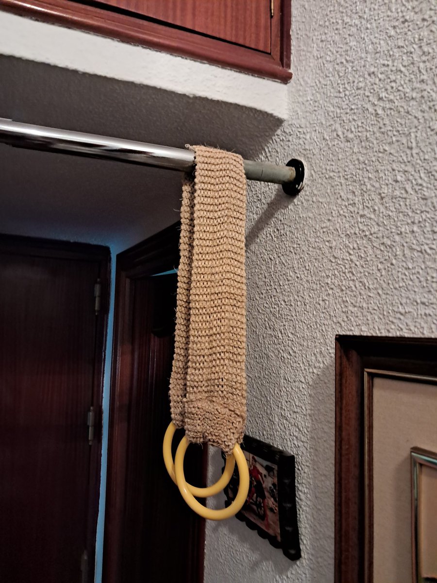 En los domicilios de los pacientes siempre aprendes algo nuevo.
Adaptación para seguir trabajando movilidad del hombro que se le ha ocurrido a la señora.