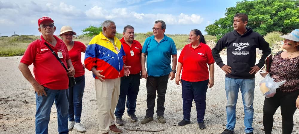 vgutierrez000's tweet photo. VICITA DEL DIRECTOR DE HABITAT Y VIVIENDA DEL ESTADO ZULIA CORONEL TARAZONA  AL TERRENO DONDE SE CONTRUIRA NUESTRAS VIVIENDA DIGNAS VIVA NUESTRO PRESIDENTE NICOLAS MADURO  
VICTOR GUTIERREZ  
 VENCEREMOS https://t.co/U2oavuVUIT
