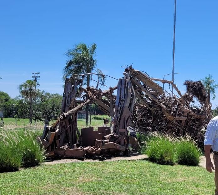 #Corrientes .. Cayó el monumento de Andresito. Diagnóstico: rotura de meniscos.