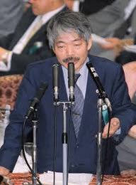 ペシャワール会発足40年。
2001年10月、衆院テロ対策委員会の参考人として意見を述べる中村哲医師。
自衛隊派遣は米国の報復への参加で現地との信頼関係を崩すものであり、アフガン支援は人道支援に徹すべしと訴えた。自民党席から激しいヤジと嘲笑を浴び、発言の撤回を求められたが、自説を貫いた。