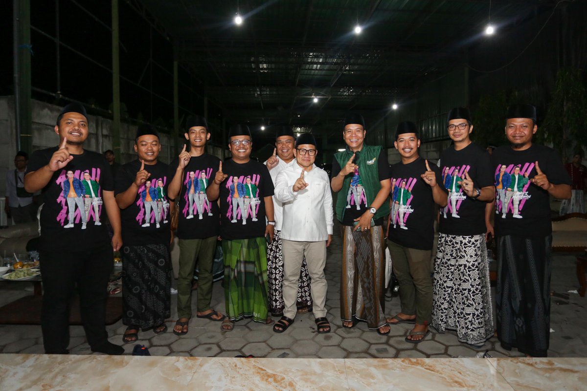 cakimiNOW's tweet photo. Malam mingguan bareng arek-arek nom “AMIN black-pink”. Penjaga gawang markas PKB Njombang☝🏻 https://t.co/JSgdmfSvBL