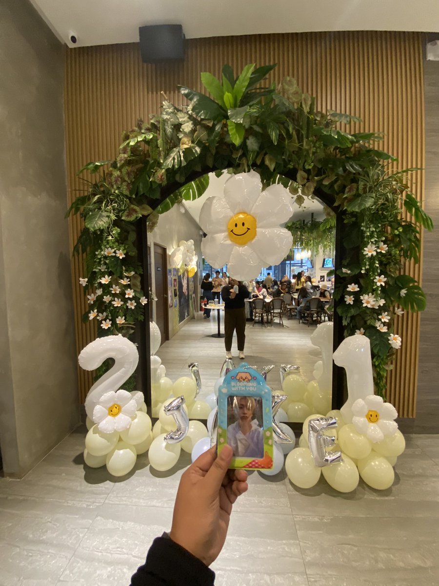 kimdyoongin's tweet photo. happy birthday again, our jakey! ❤️🌼  @ENpireEvents @jakeupdateteam 🫶🏻

#YuniquelyYoursJake #EnpireEvents
@ENHYPEN_members @ENHYPEN 
#JAKE #ENHYPEN_JAKE https://t.co/TRIn8uTX0l
