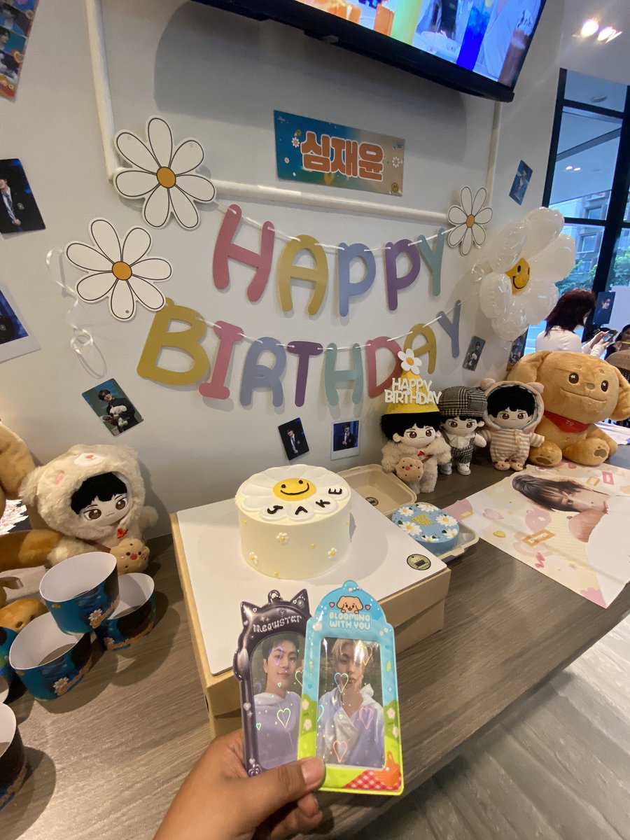 kimdyoongin's tweet photo. happy birthday again, our jakey! ❤️🌼  @ENpireEvents @jakeupdateteam 🫶🏻

#YuniquelyYoursJake #EnpireEvents
@ENHYPEN_members @ENHYPEN 
#JAKE #ENHYPEN_JAKE https://t.co/TRIn8uTX0l