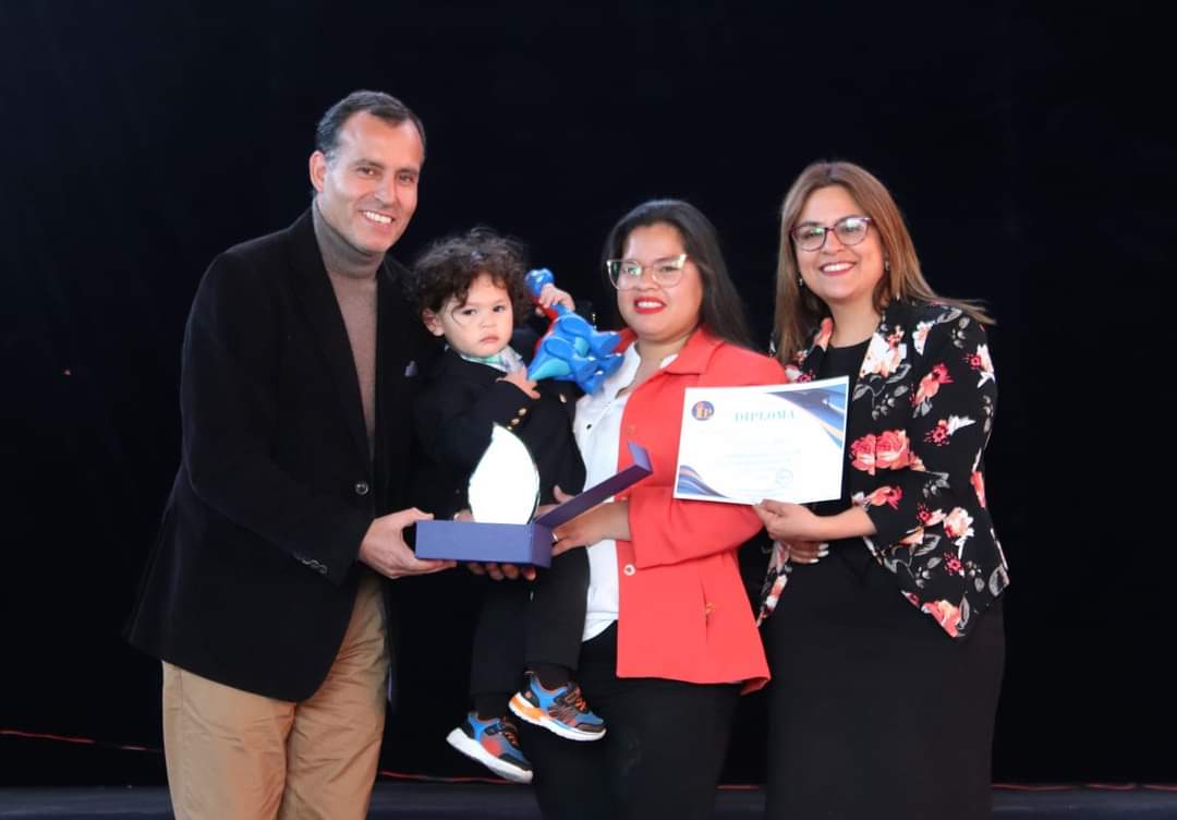Nibaldo_Meza's tweet photo. #FelicitacionesNuevosLicenciados 👨🎓👩🎓
Orgullosos d haber abierto, el año 2019, el #ProgramaVespertino d #EducaciónParaAdultos en #NuestroLiceoPeñaflor Compartimos la satisfacción y emoción d más d 80 nuev@s licenciad@s d este año y d sus 👪
#EnPeñaflorLosSueñosSeCumplen 👏👏👏 https://t.co/f1oOrCHjEl