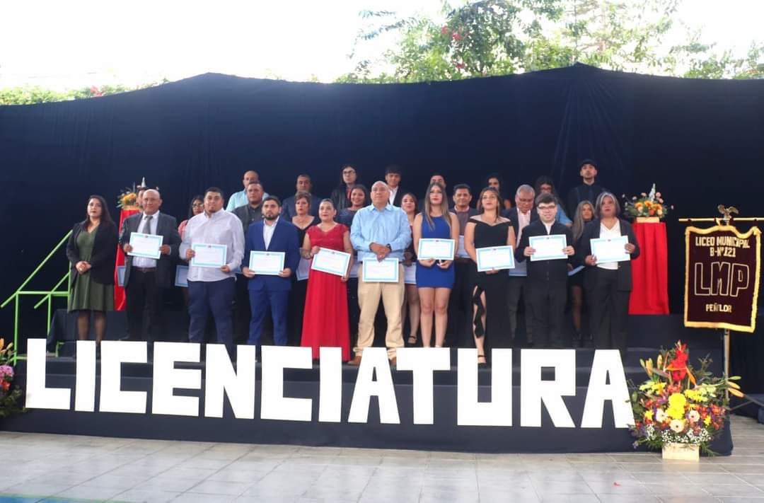 Nibaldo_Meza's tweet photo. #FelicitacionesNuevosLicenciados 👨🎓👩🎓
Orgullosos d haber abierto, el año 2019, el #ProgramaVespertino d #EducaciónParaAdultos en #NuestroLiceoPeñaflor Compartimos la satisfacción y emoción d más d 80 nuev@s licenciad@s d este año y d sus 👪
#EnPeñaflorLosSueñosSeCumplen 👏👏👏 https://t.co/f1oOrCHjEl
