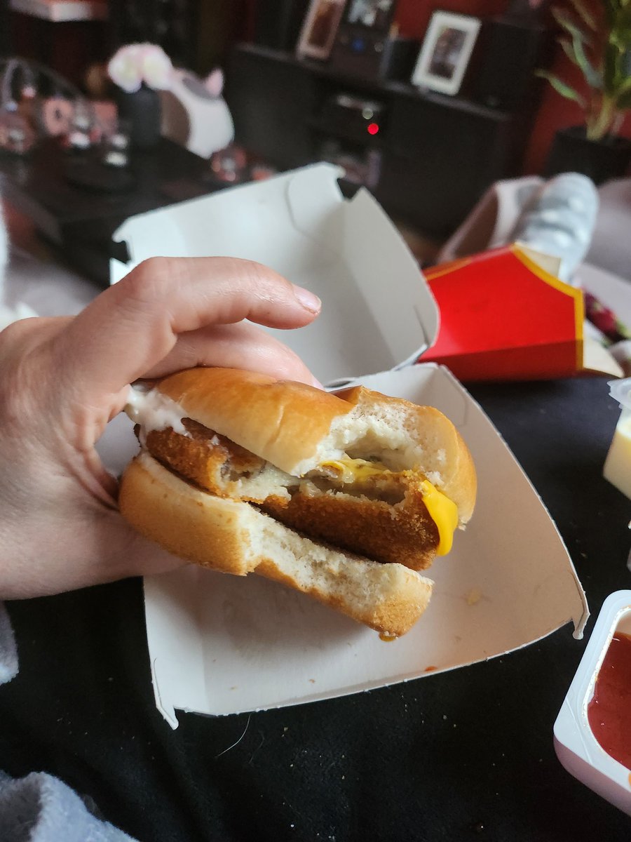 Junkim_XL's tweet photo. @McDonaldsNL  ik kocht een fish filet maar kreeg dit... dat is een mc kroket en vind ik vies. Niemand wilt me helpen nu 🤔 https://t.co/gqteCR3RTT