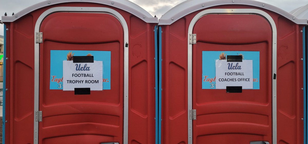 uscpsycho's tweet photo. Fucla has some pop up offices set up in the tailgate lot today. Be sure to visit if you come to #Psychogate!
#USC #FightOn ✌️ #BeatThebRuins https://t.co/6CdQz3UbVz