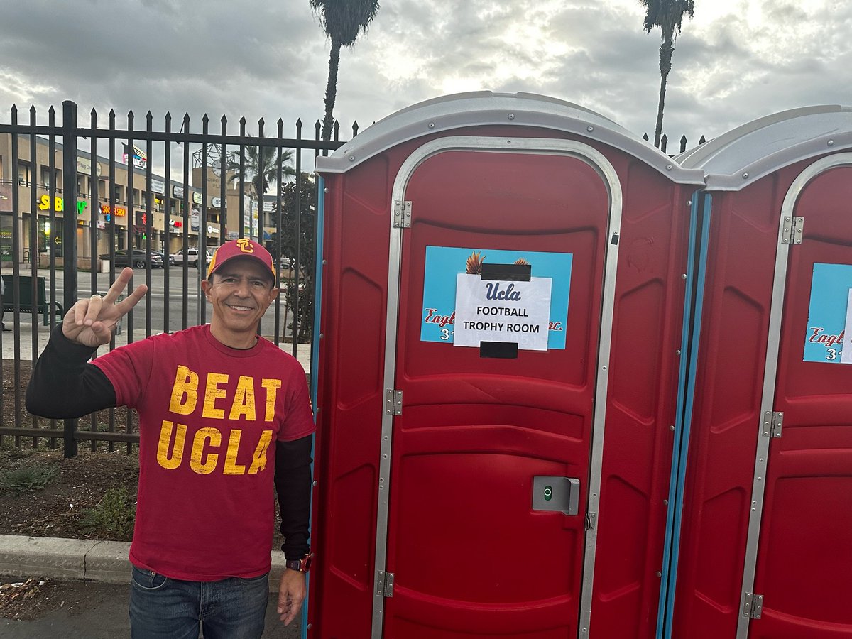 uscpsycho's tweet photo. Fucla has some pop up offices set up in the tailgate lot today. Be sure to visit if you come to #Psychogate!
#USC #FightOn ✌️ #BeatThebRuins https://t.co/6CdQz3UbVz