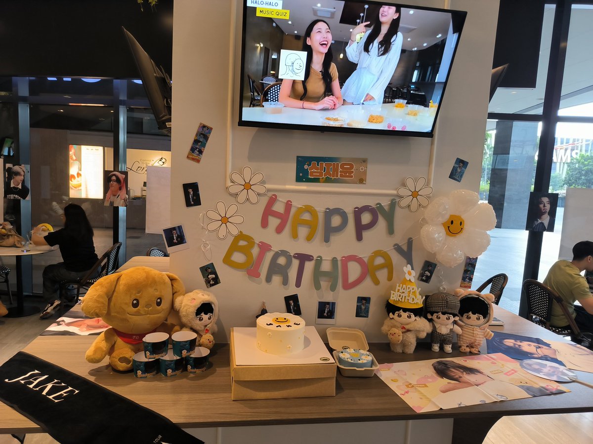 littlejasuke's tweet photo. Had so much fun today 💛🌼 thank you and congratulations for the successful event @ENpireEvents &amp; @jakeupdateteam 🫶🏼 thank you for receiving my daisies well also 🥹 

#YuniquelyYoursJake #enpireevents #JAKE #ENHYPEN_JAKE @ENHYPEN_members https://t.co/VTJkFUjCxD