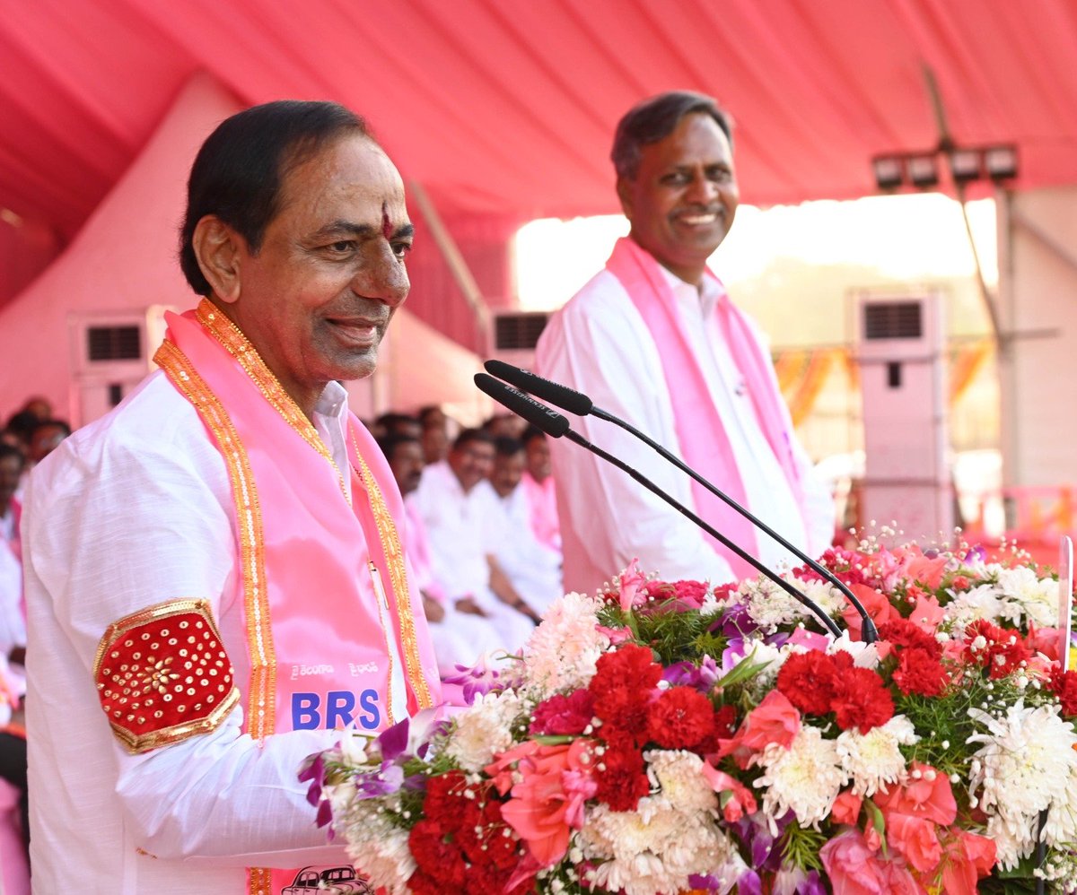 BRSparty's tweet photo. అసెంబ్లీ ఎన్నికల ప్రచారంలో భాగంగా చేర్యాలలో ఏర్పాటు చేసిన ప్రజా ఆశీర్వాద సభలో బీఆర్ఎస్ అధినేత, సీఎం కేసీఆర్ పాల్గొని ప్రసంగించారు.

ఇవాళ మనసుకు తృప్తి ఉంది నాకు. చేర్యాలకు వస్తే సొంత ఊరికి వచ్చినట్లు అనిపించింది. మంచిగా ఆనందంగా మాట్లాడుకున్నం. మల్లన్న సాగర్‌ 50 టీఎంసీల ప్రాజెక్టు నిండుకుండలా మన నెత్తిమీదనే ఉన్నది. టప్పాస్‌పల్లి రిజర్వాయర్‌కు రూ. 350 కోట్లు మంజూరు చేశాం. ఆ కాలువ, పైప్‌లైన్‌ పూర్తవుతుంది. అది పూర్తయితే బ్రహ్మాండంగా నీళ్లు వస్తయ్‌. చేర్యాల ఏరియాలో కరువు అనేది అడుగుపెట్టకుండా కంట్రోల్‌ చేసే బాధ్యత నాది. దేవాదుల వస్తుంది. రంగనాయక సాగర్‌ నీళ్లు ధూళిమిట్టకు వస్తున్నయ్‌. అదే విధంగా మల్లన్నసాగర్‌ నుంచి వస్తయ్‌. మొత్తం నీళ్లే నీళ్లు ఉండే పరిస్థితి చేర్యాలకు రాబోతున్నది’ అని సీఎం కేసీఆర్ అన్నారు.

#KCROnceAgain
#VoteForCar